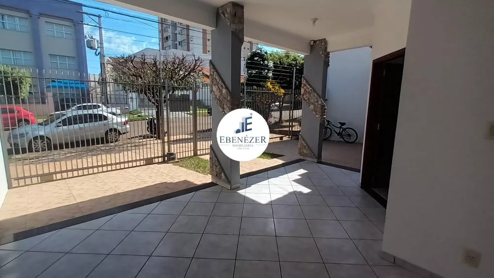 Casa à venda com 3 quartos, 300m² - Foto 1