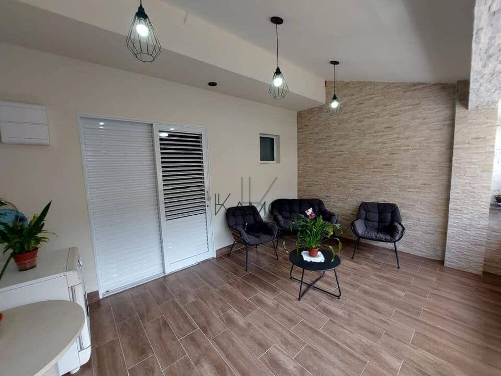 Sobrado à venda com 3 quartos, 219m² - Foto 1