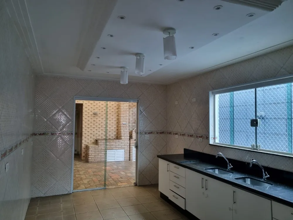 Casa, 4 quartos, 179 m² - Foto 1