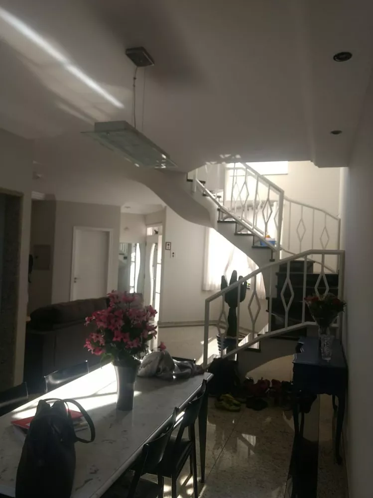 Casa de Condomínio à venda com 3 quartos, 210m² - Foto 2