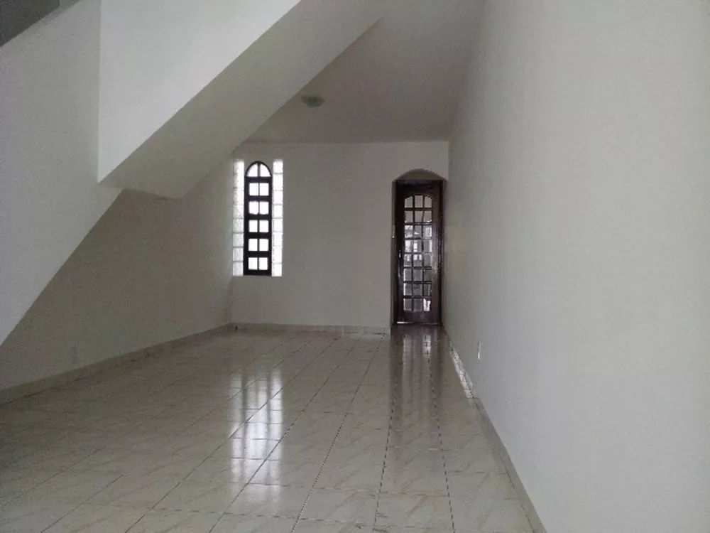 Casa à venda com 3 quartos, 220m² - Foto 2