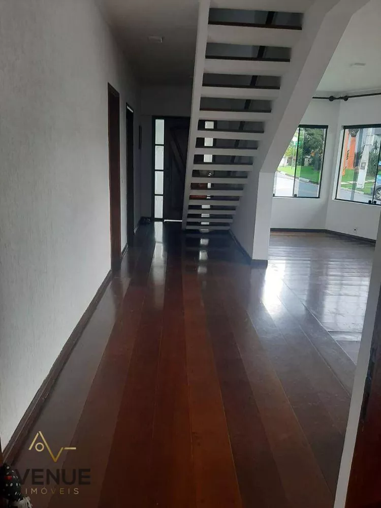 Casa de Condomínio para alugar com 5 quartos, 300m² - Foto 4