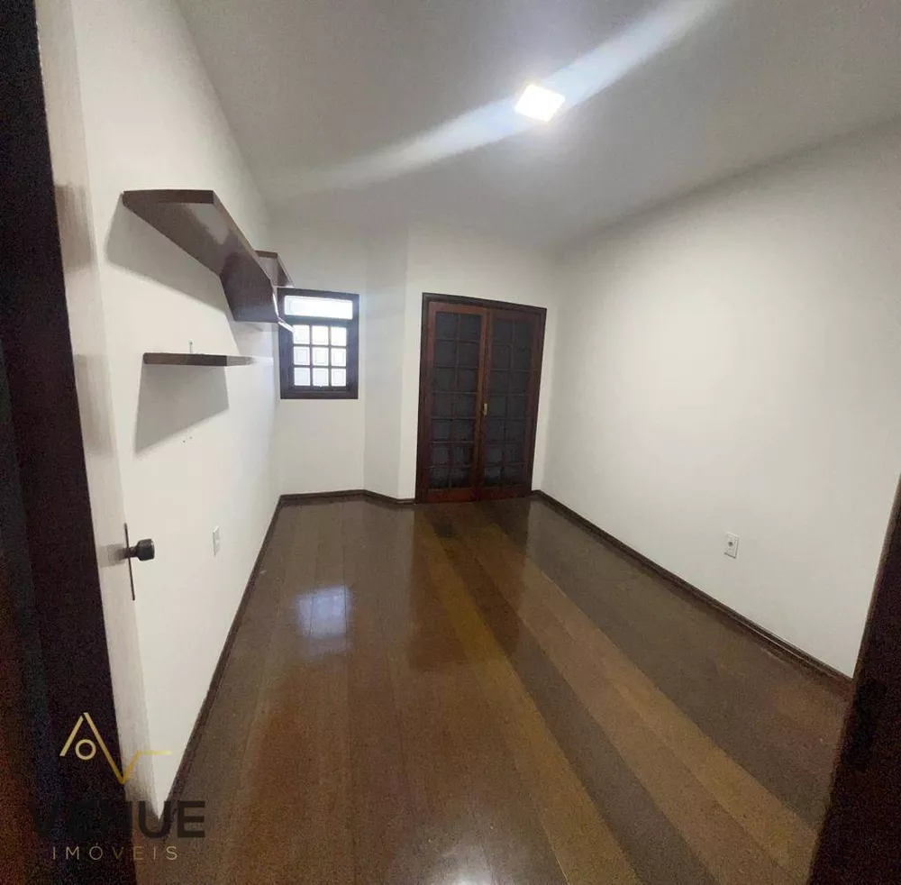 Casa de Condomínio para alugar com 5 quartos, 300m² - Foto 3