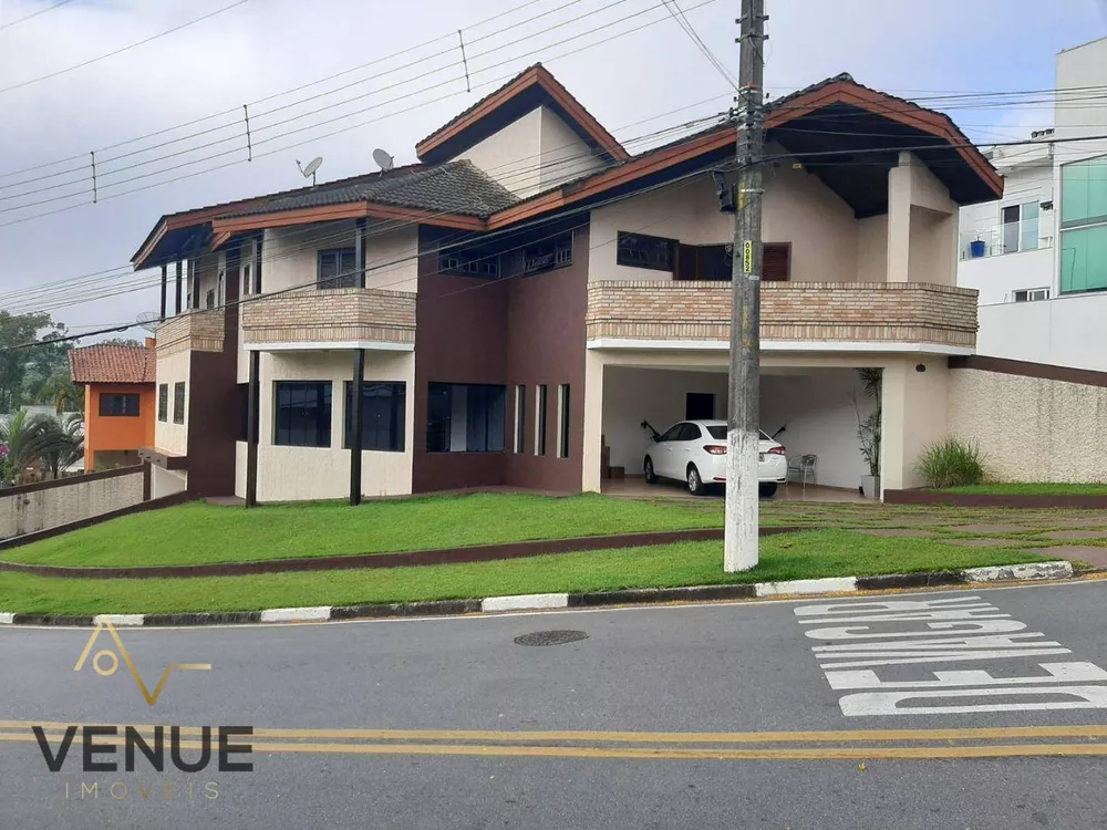 Casa de Condomínio para alugar com 5 quartos, 300m² - Foto 1