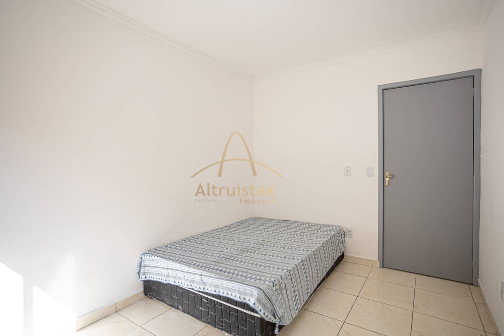 Casa à venda com 5 quartos, 240m² - Foto 2