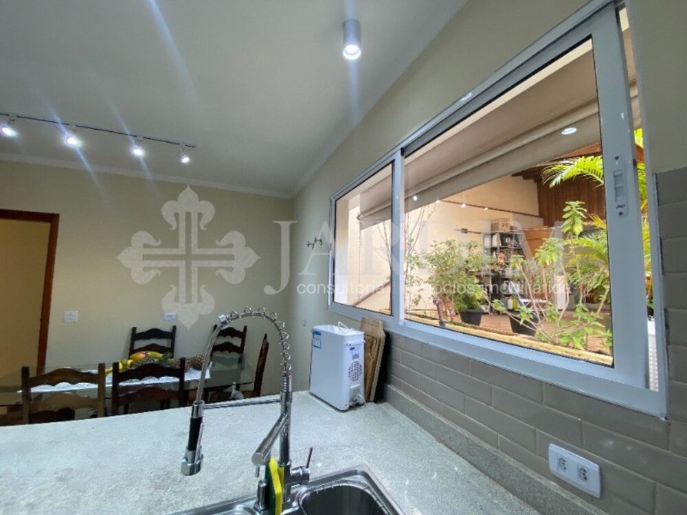Casa à venda com 3 quartos, 285m² - Foto 1