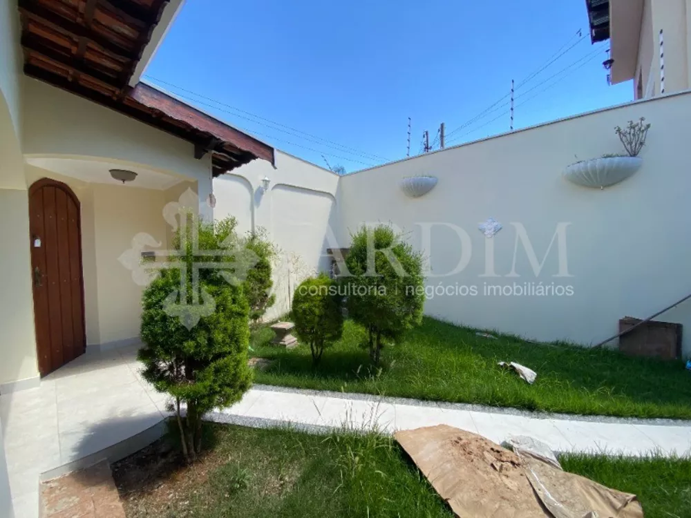 Casa à venda e aluguel com 3 quartos, 320m² - Foto 2