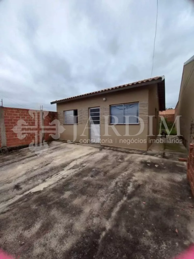 Casa à venda com 2 quartos, 100m² - Foto 1