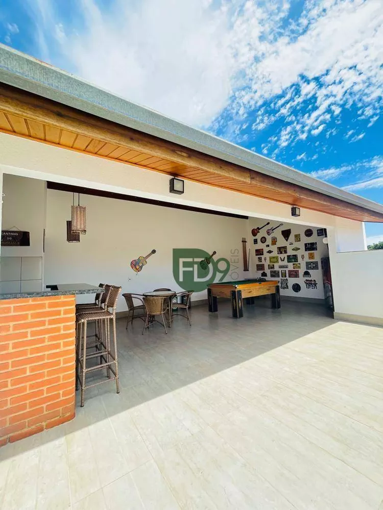 Casa à venda com 3 quartos, 231m² - Foto 1