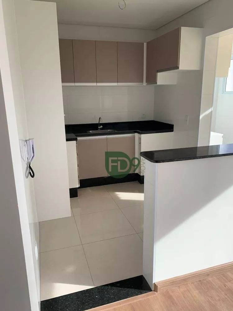 Apartamento à venda com 3 quartos, 76m² - Foto 2