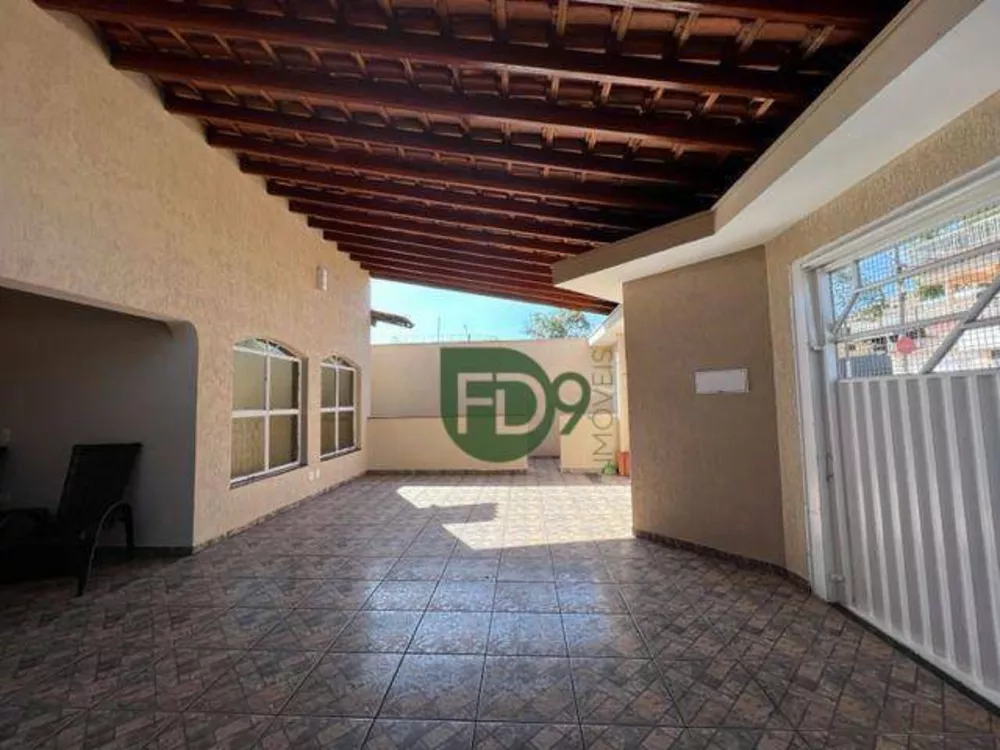 Casa à venda com 3 quartos, 264m² - Foto 1