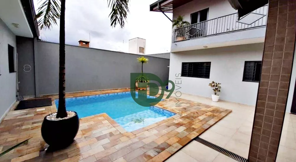 Casa à venda com 3 quartos, 302m² - Foto 1