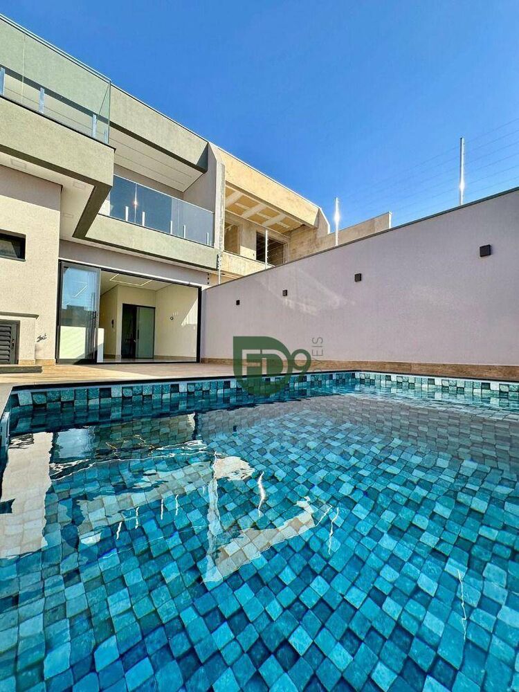 Casa à venda com 3 quartos, 220m² - Foto 1