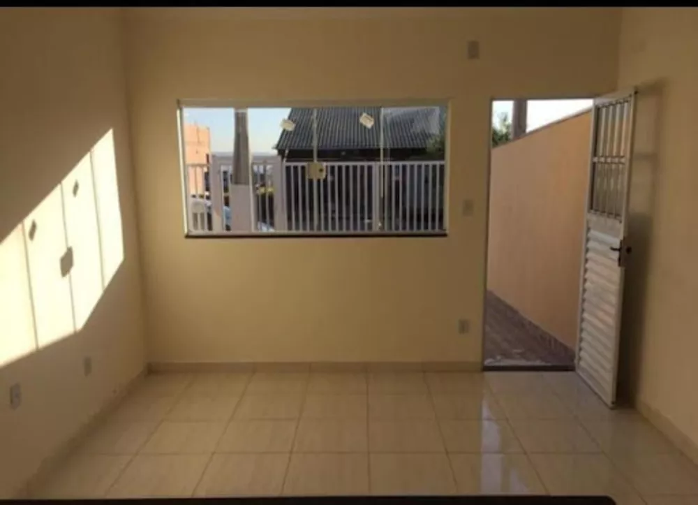 Casa à venda com 2 quartos, 71m² - Foto 1