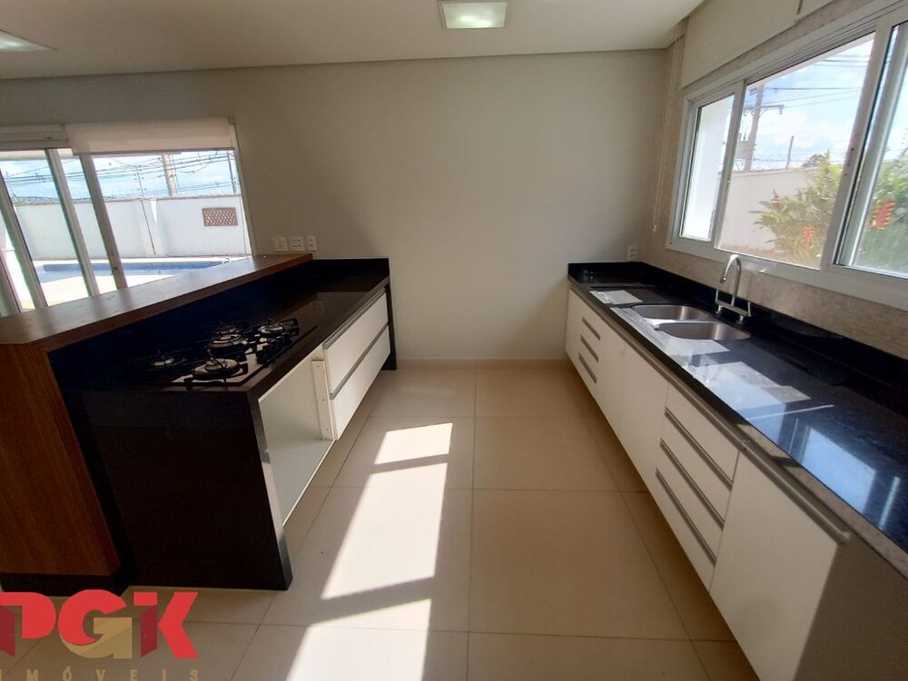 Casa para alugar com 4 quartos, 337m² - Foto 2