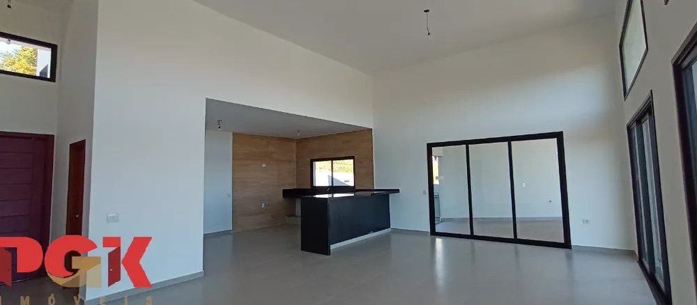 Casa à venda com 3 quartos, 261m² - Foto 1