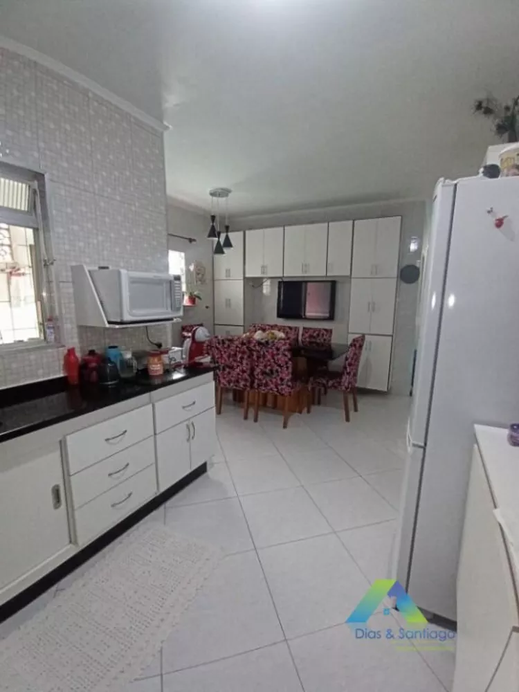 Sobrado à venda com 3 quartos, 200m² - Foto 1