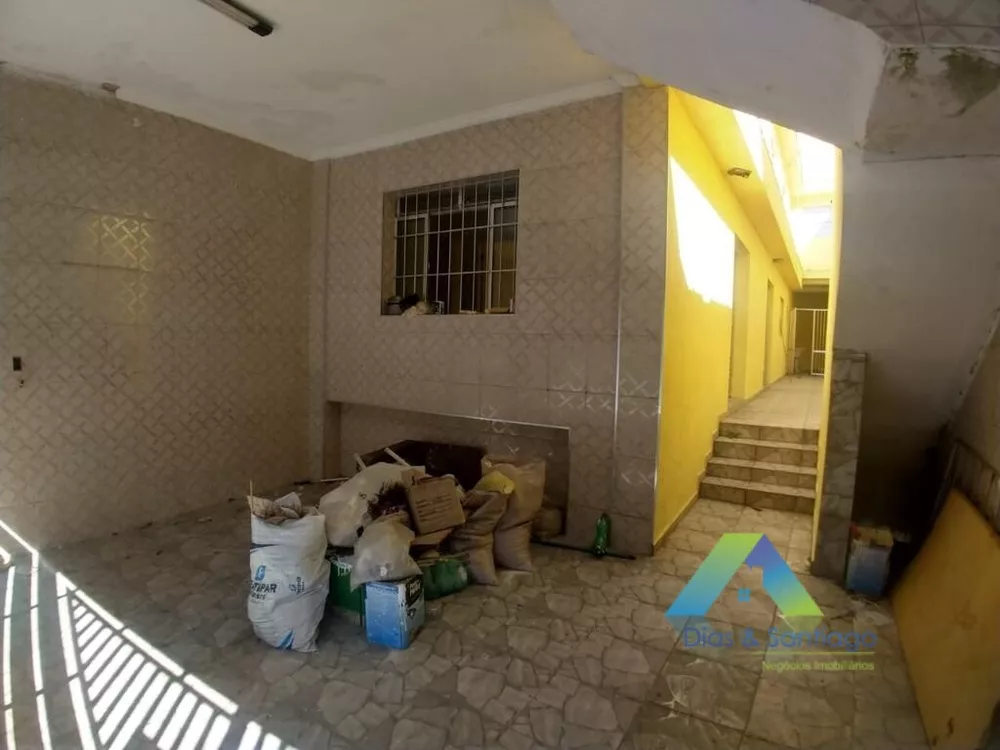 Sobrado à venda com 4 quartos, 214m² - Foto 1