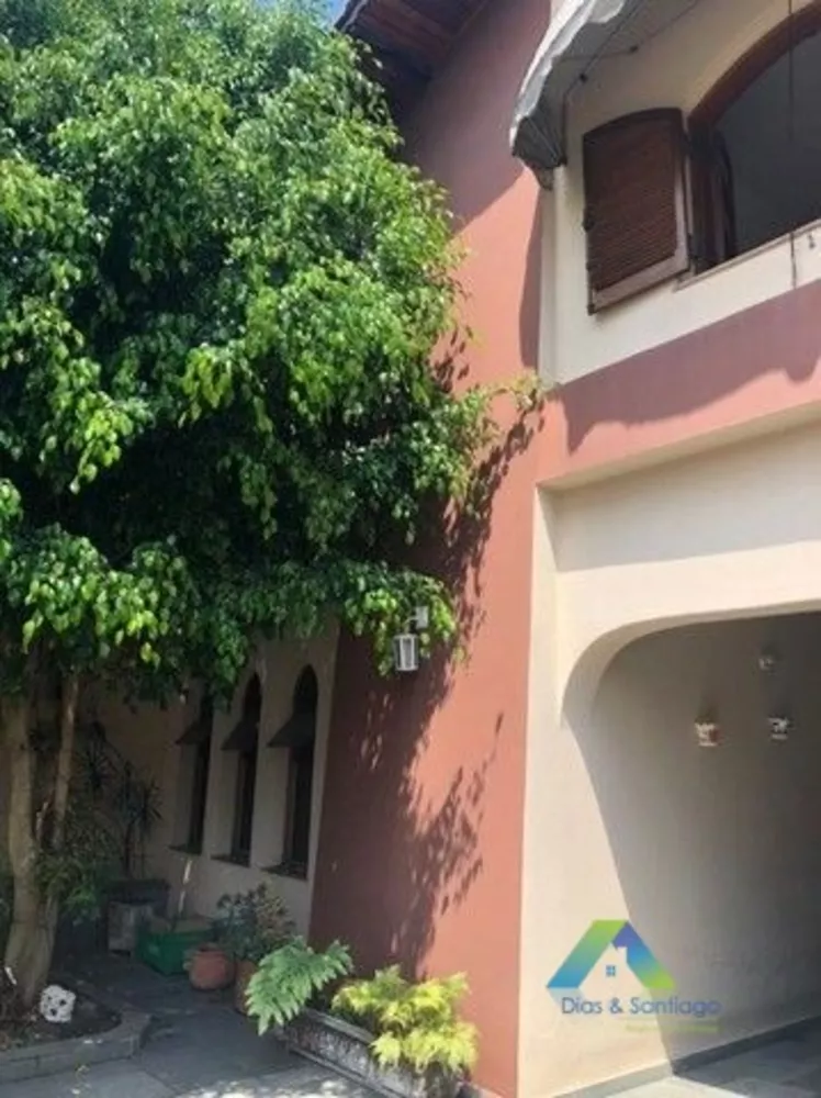 Sobrado à venda com 4 quartos, 214m² - Foto 1