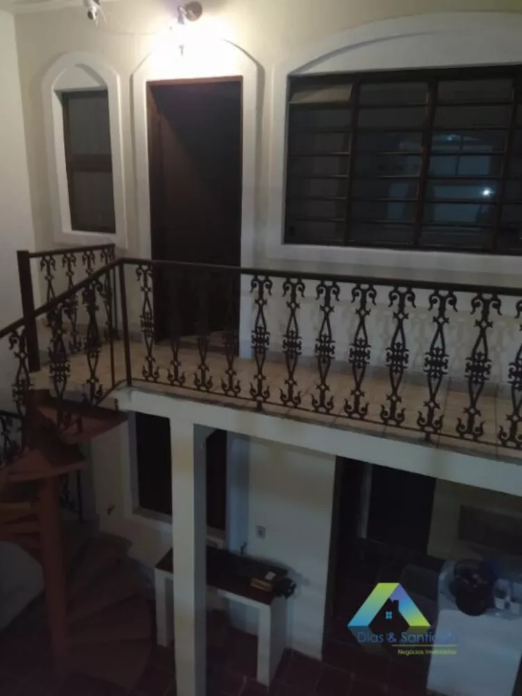 Sobrado à venda com 5 quartos, 240m² - Foto 1