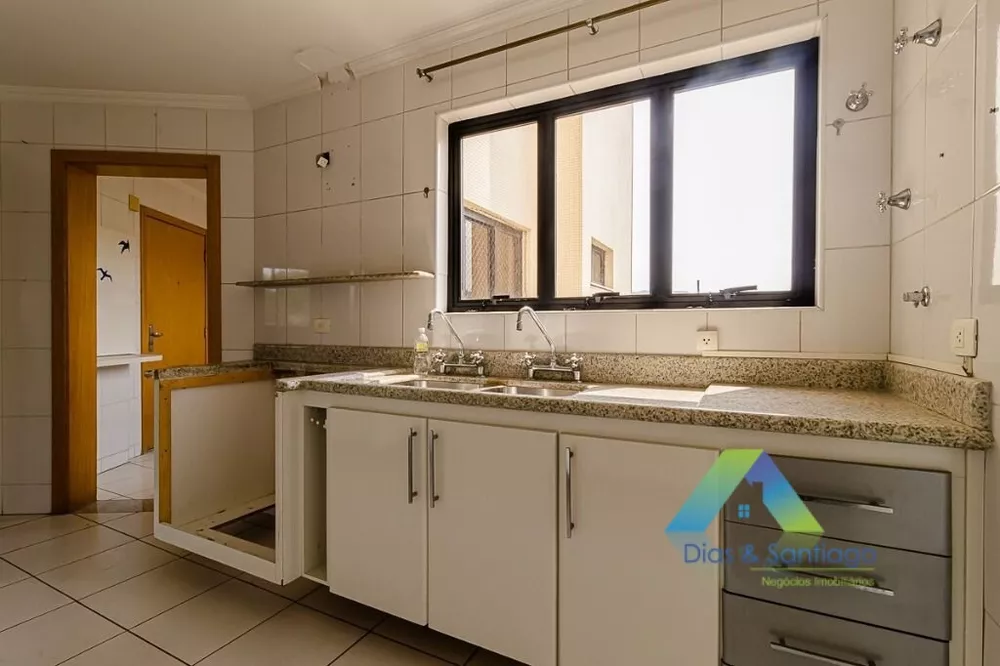 Apartamento à venda com 4 quartos, 196m² - Foto 2