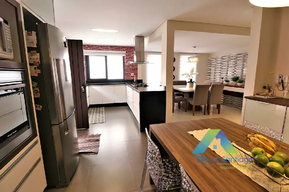 Sobrado à venda com 3 quartos, 232m² - Foto 1