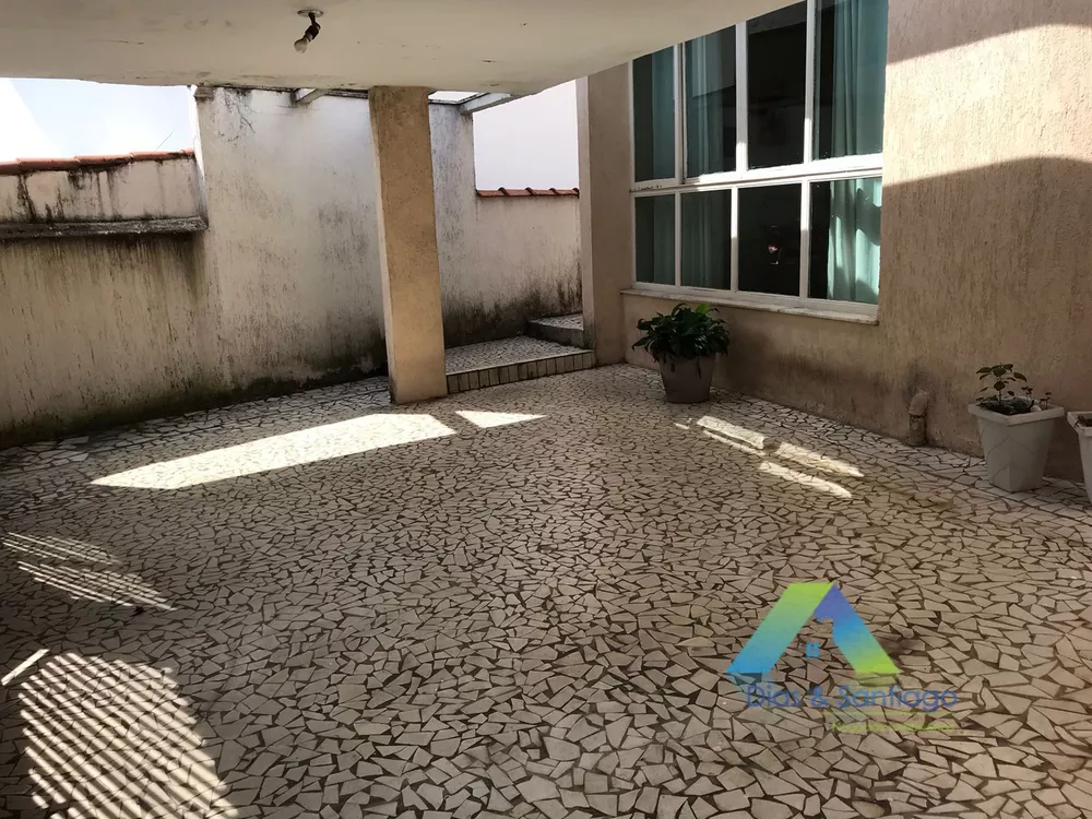 Casa à venda com 4 quartos, 326m² - Foto 1