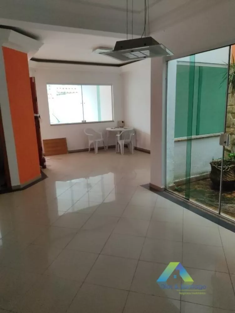 Sobrado à venda com 3 quartos, 211m² - Foto 1