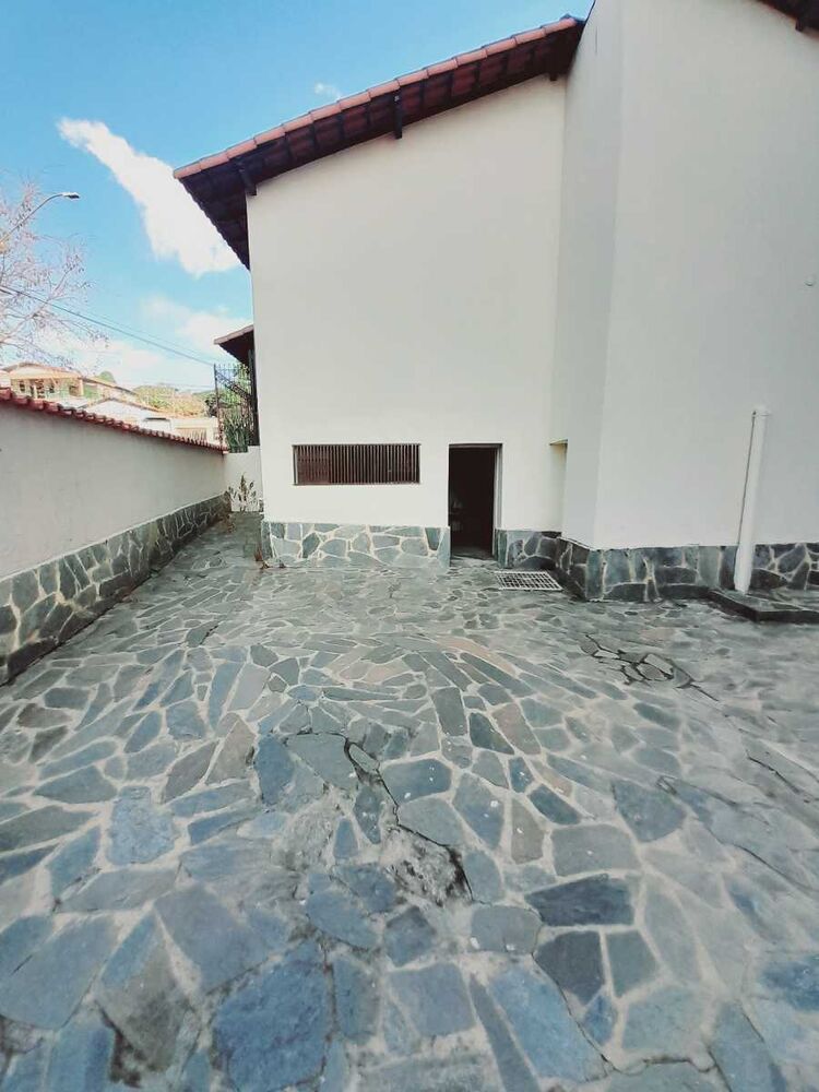 Casa para alugar com 4 quartos, 270m² - Foto 1