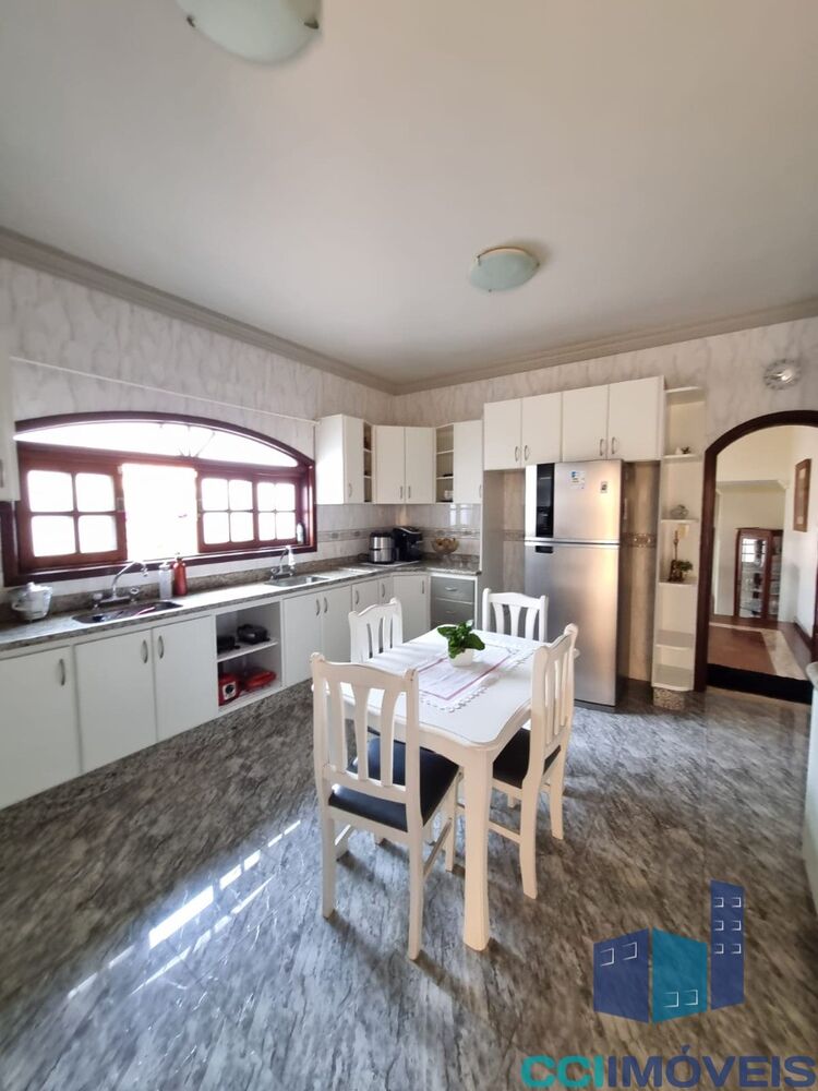 Casa à venda e aluguel com 4 quartos, 360m² - Foto 2