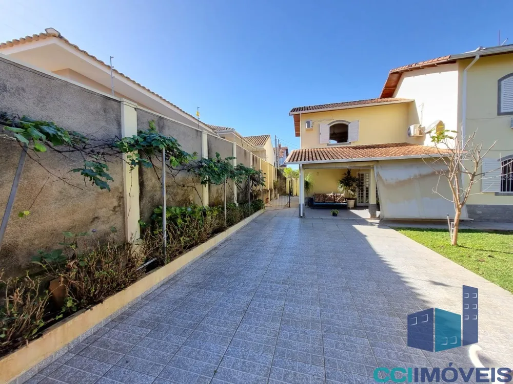 Casa, 5 quartos, 324 m² - Foto 2