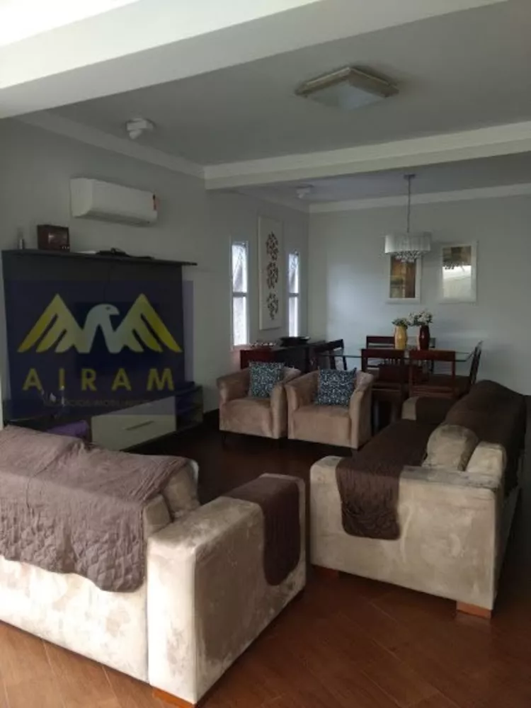 Casa à venda com 3 quartos, 240m² - Foto 1