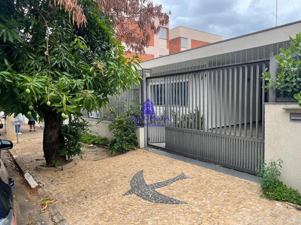 Casa à venda com 3 quartos, 297m² - Foto 1