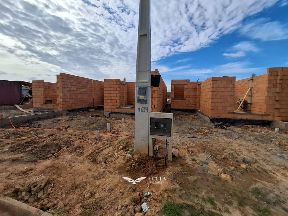 Casa à venda com 3 quartos, 73m² - Foto 4
