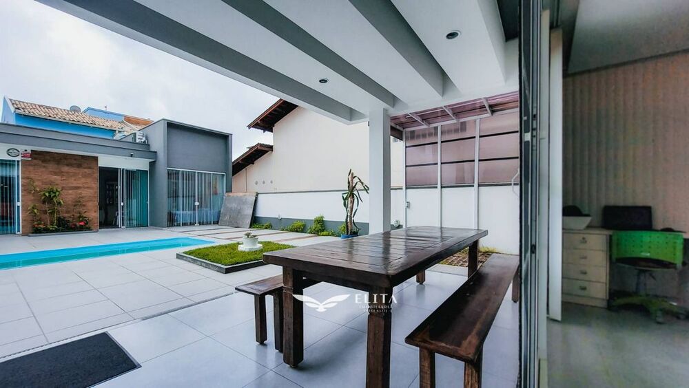 Sobrado à venda com 4 quartos, 246m² - Foto 1