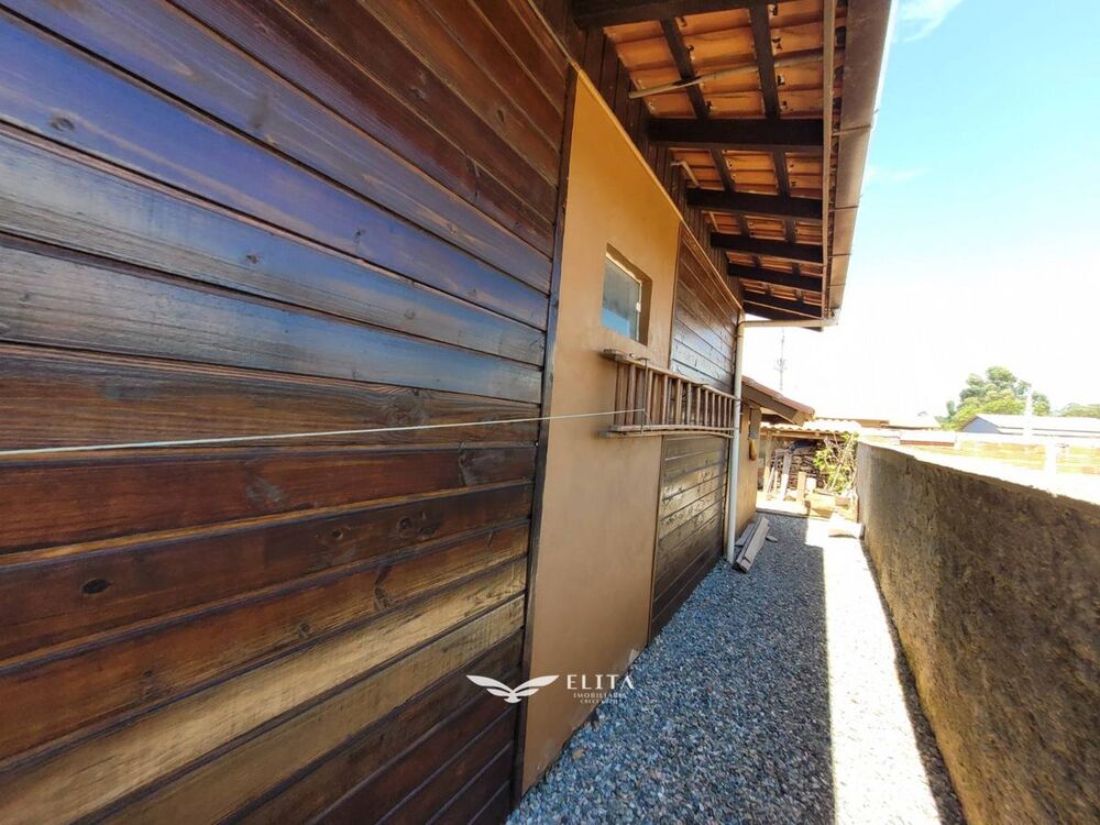 Casa à venda com 2 quartos, 100m² - Foto 1
