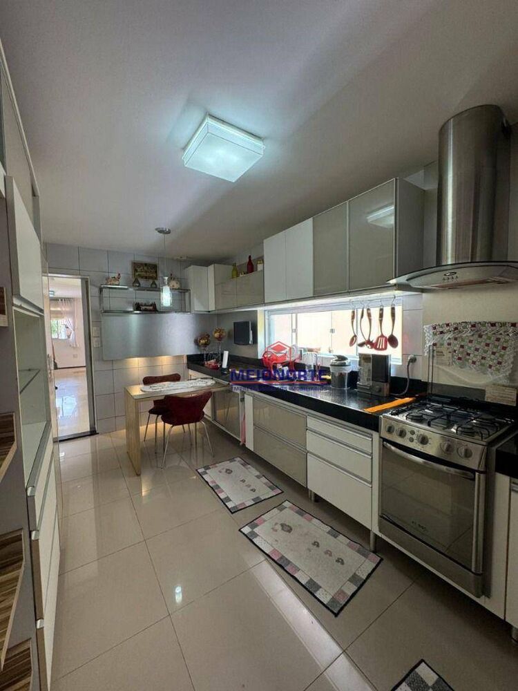 Casa de Condomínio à venda com 5 quartos, 276m² - Foto 2