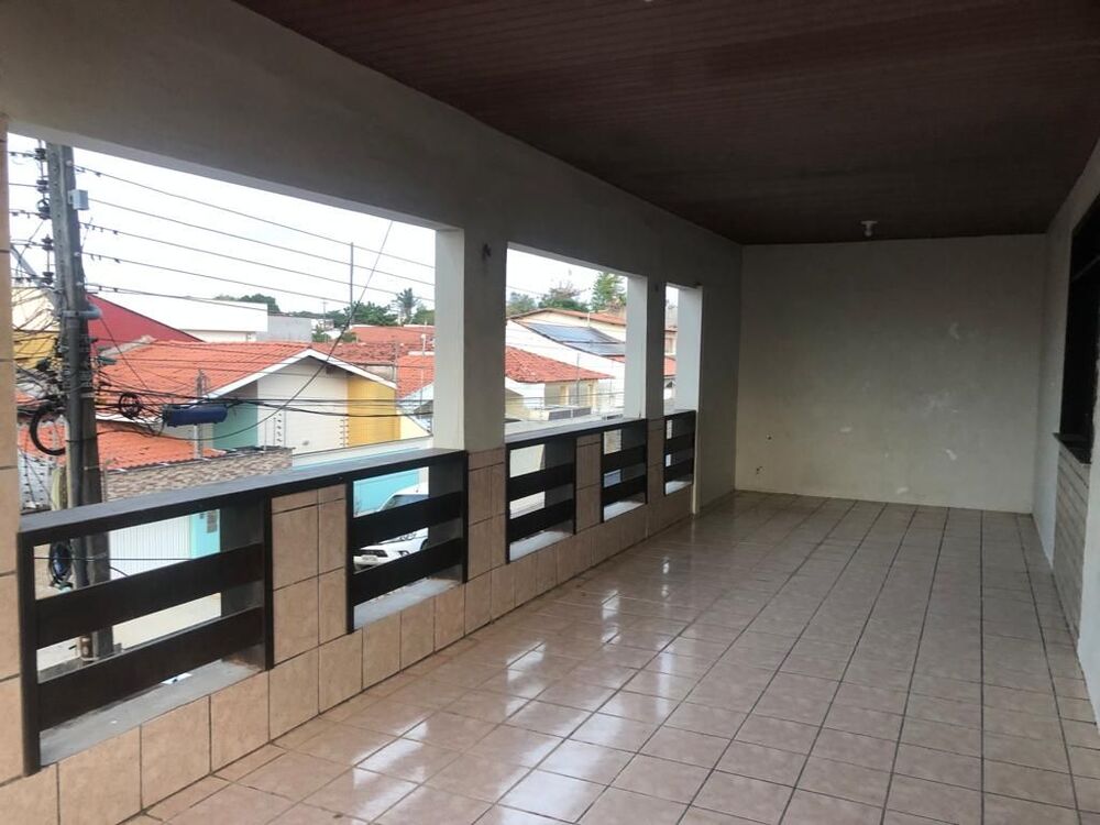 Casa à venda com 7 quartos, 300m² - Foto 1