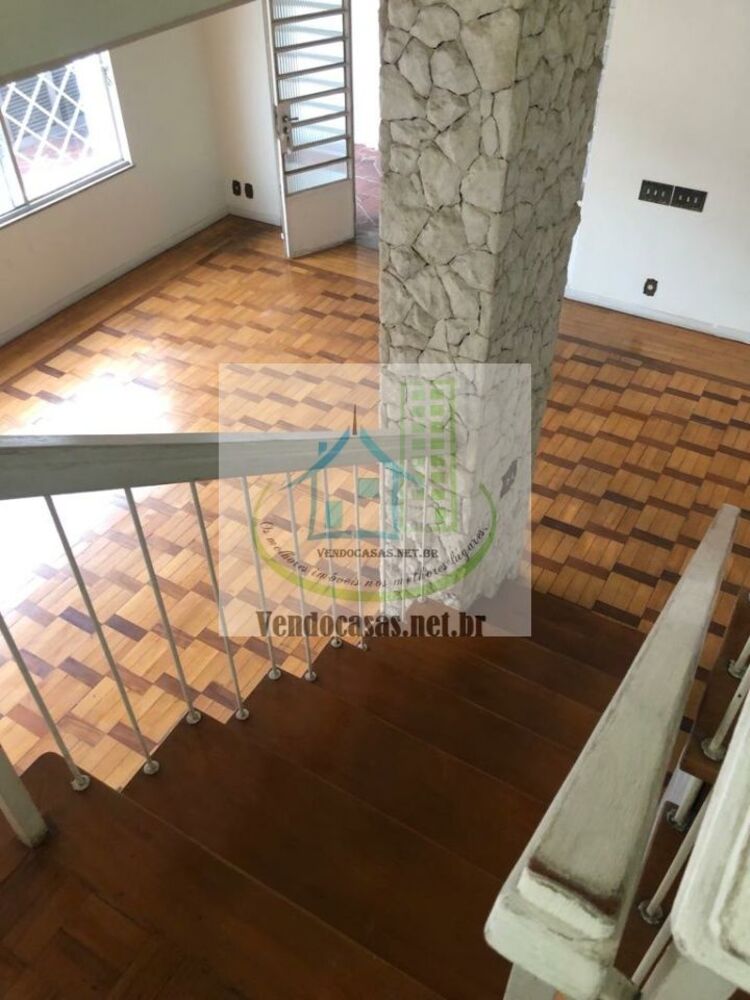 Casa à venda com 3 quartos, 235m² - Foto 1