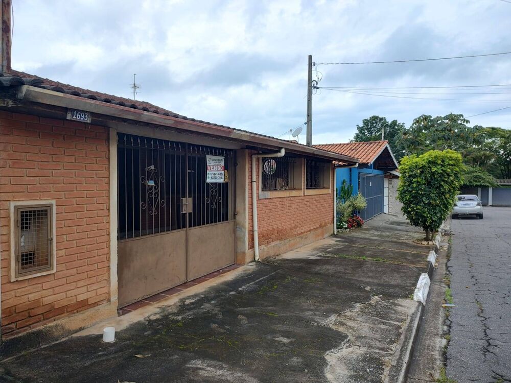 Casa à venda com 3 quartos, 231m² - Foto 1