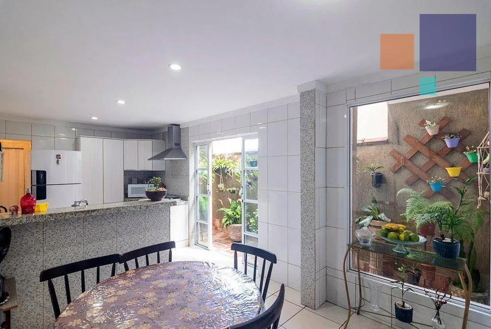 Casa, 3 quartos, 216 m² - Foto 1