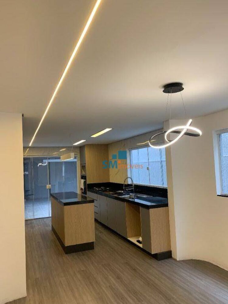 Casa à venda com 3 quartos, 220m² - Foto 1