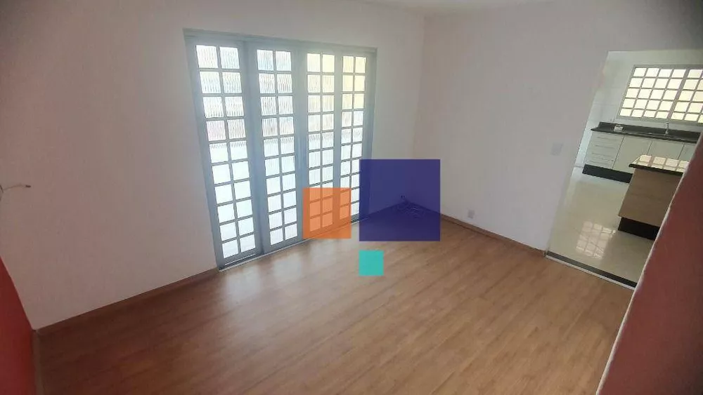 Casa à venda com 5 quartos, 210m² - Foto 2