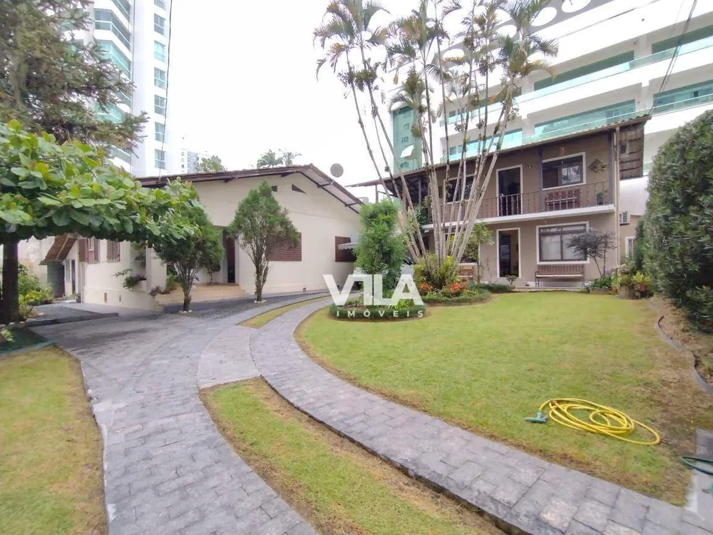 Casa, 6 quartos, 245 m² - Foto 1