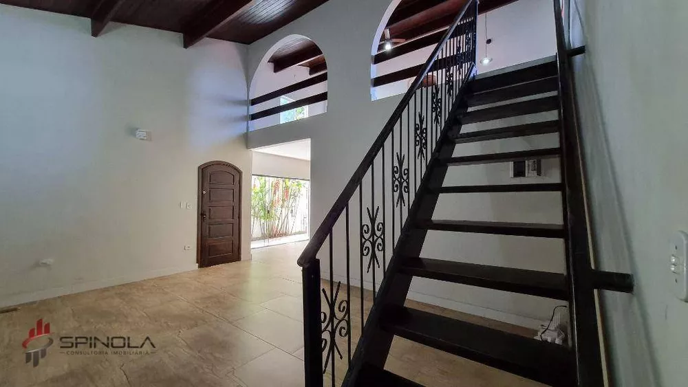 Casa à venda com 3 quartos, 250m² - Foto 1