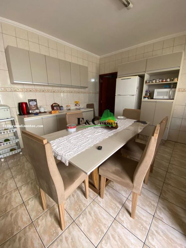 Casa à venda com 2 quartos, 140m² - Foto 1