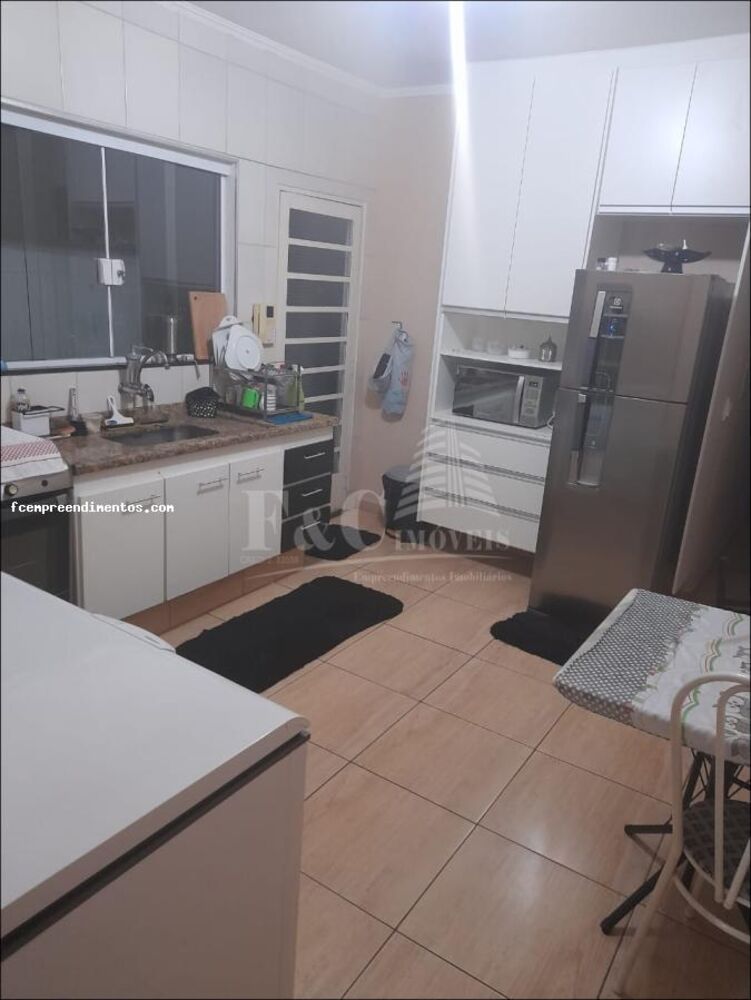Casa à venda com 2 quartos, 125m² - Foto 1