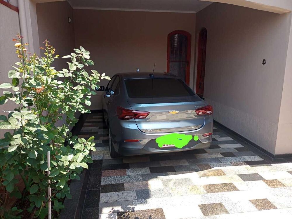 Casa à venda com 3 quartos, 200m² - Foto 1