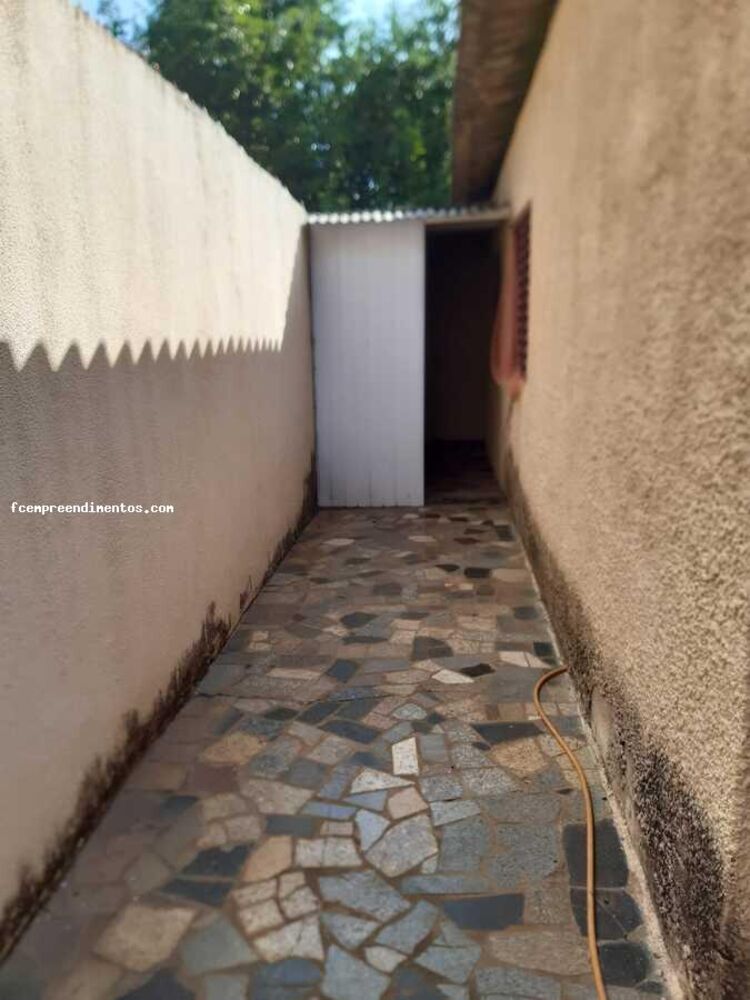 Casa à venda com 3 quartos, 201m² - Foto 1