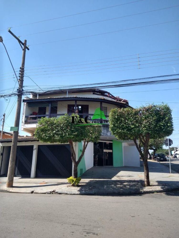 Sobrado à venda com 3 quartos, 200m² - Foto 1